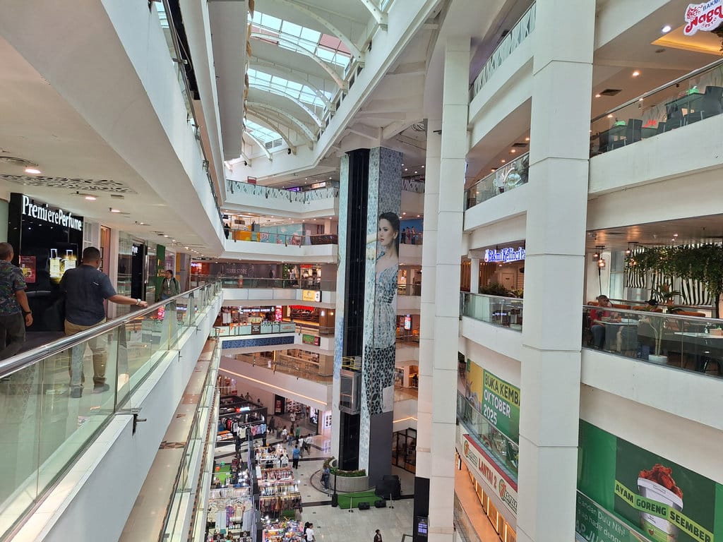 Suasana Mal Atrium Senen di Jakarta Pusat Rabu (3/9/2025) siang. tirto.id/Muhammad Naufal Mal Atrium Senen