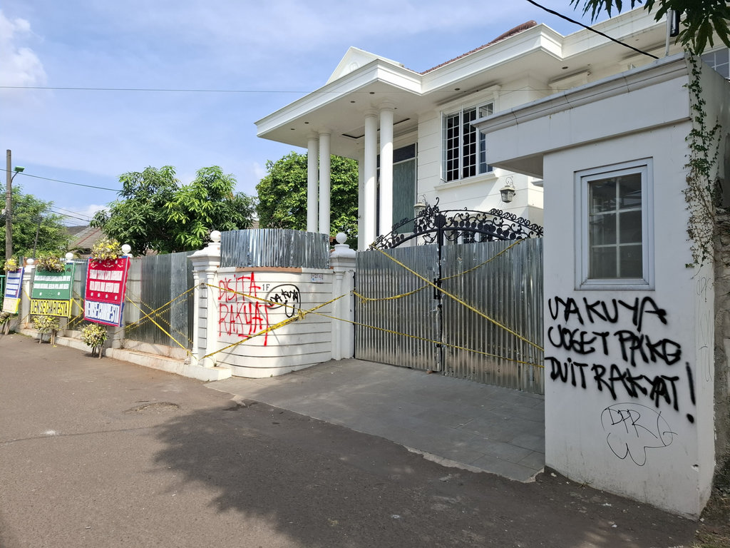 Rumah Anggota DPR Uya Kuya