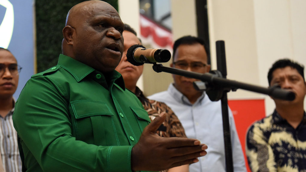 Menteri Hak Asasi Manusia (HAM) Natalius Pigai (kiri) bersama jajaran memberikan keterangan pers menyikapi situasi terkini terkait aksi unjuk rasa di berbagai daerah, di Kantor Kementerian HAM, Jakarta, Selasa (2/9/2025). ANTARA FOTO/Indrianto Eko Suwarso/YU Konferensi pers Menteri HAM menyikapi aksi unjuk rasa