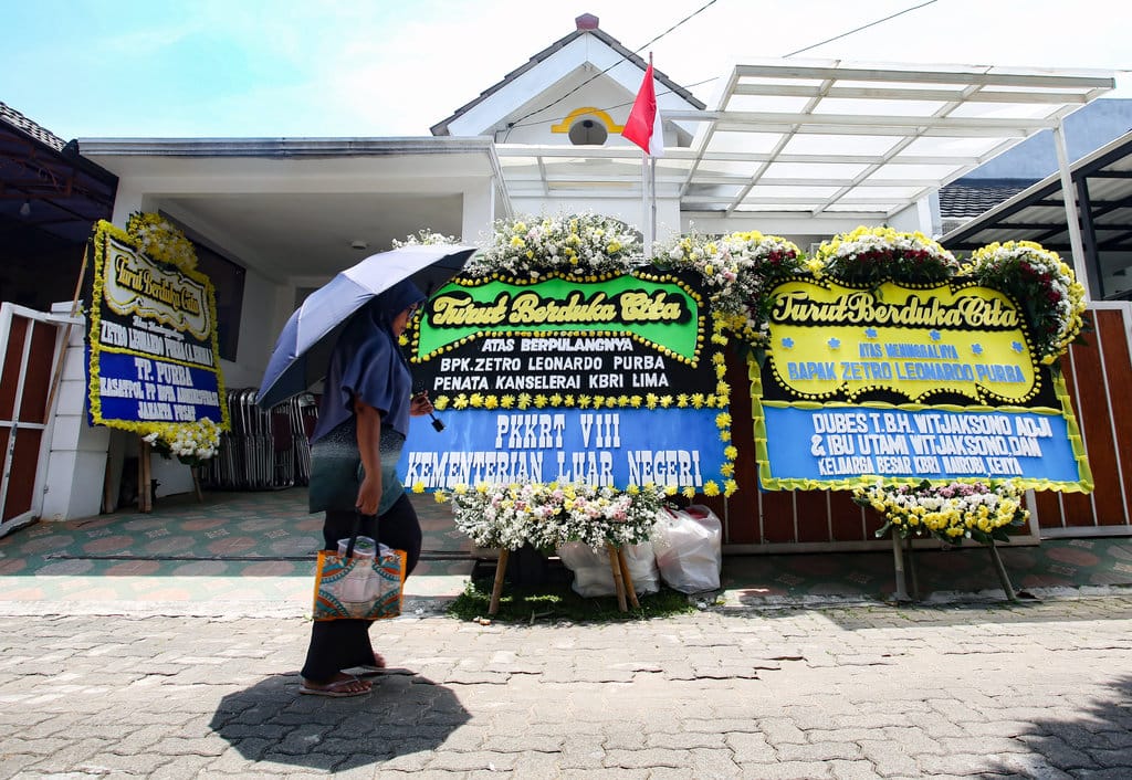 Warga berjalan di depan karangan bunga duka cita di kediaman almarhum Zetro Leonardo Purba di Ciputat, Tangerang Selatan, Banten, Rabu (3/9/2025). ANTARA FOTO/Muhammad Iqbal/rwa. Rumah duka diplomat Zetro Leonardo Purba