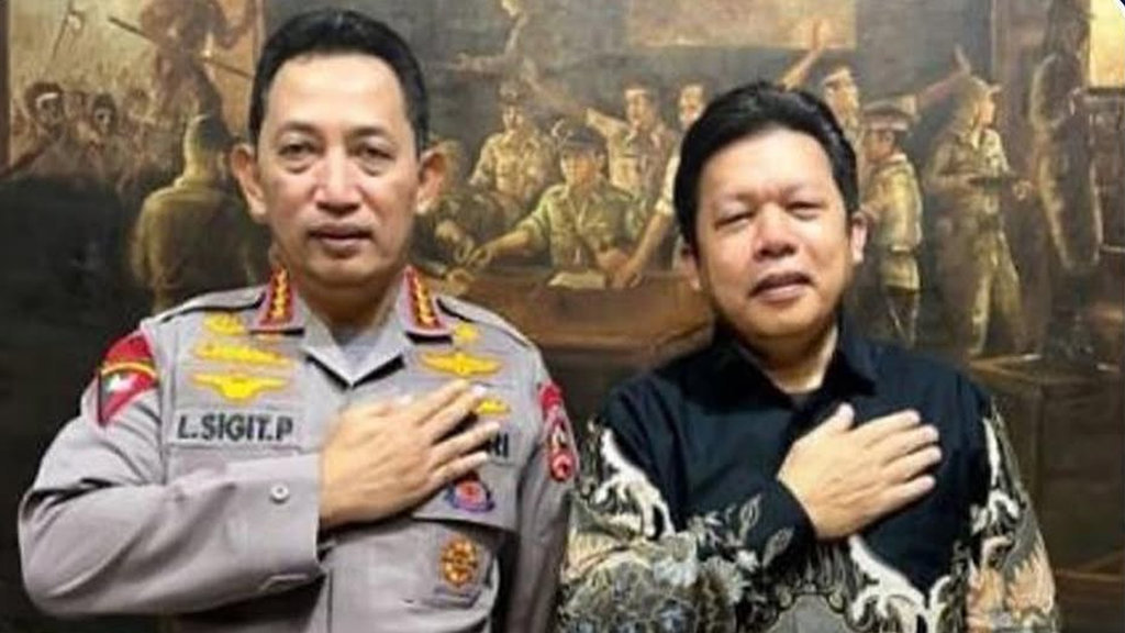 Direktur Eksekutif Lembaga Kajian Strategis Kepolisian Indonesia (Lemkapi) Dr Edi Hasibuan bersama Kapolri Jenderal Pol. Listyo Sigit Prabowo. (Instagram/@ubhara_jaya) Edi Hasibuan