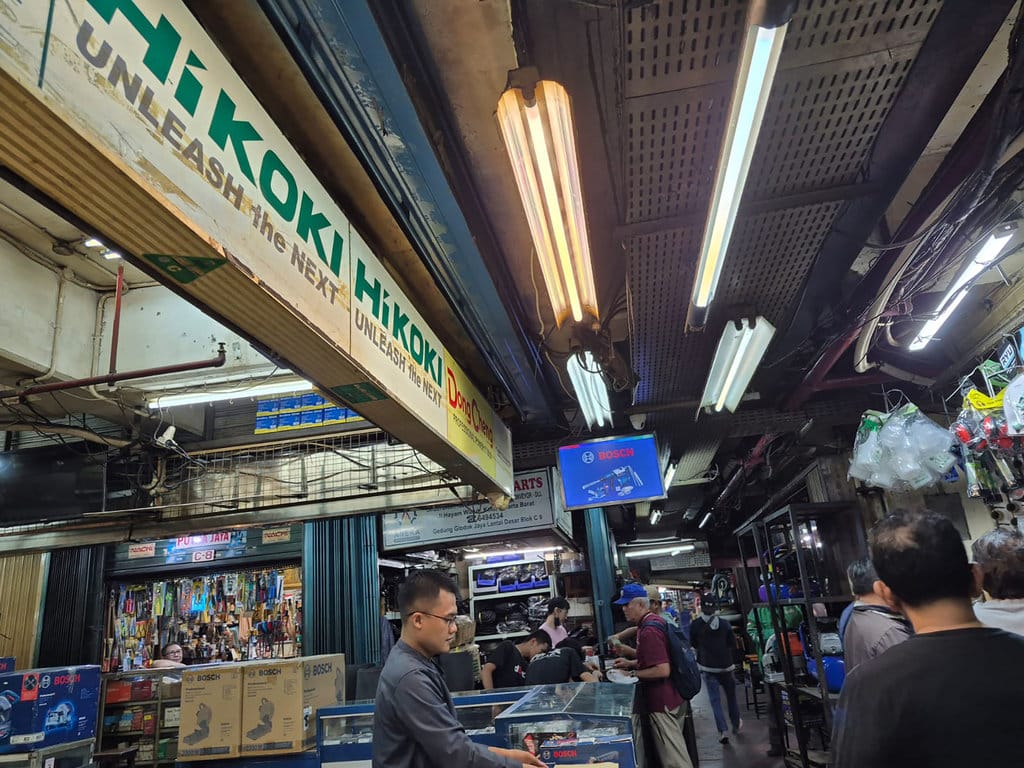 Pembeli bertransaksi di toko-toko di pertokoan Glodok seperti biasa. tirto.id/Qonita Pertokoan Glodok