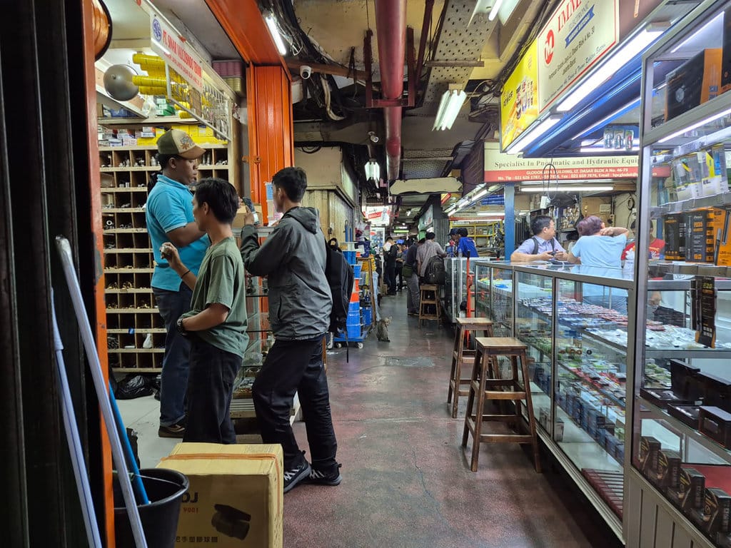 Pembeli bertransaksi di toko-toko di pertokoan Glodok seperti biasa. tirto.id/Qonita Pertokoan Glodok