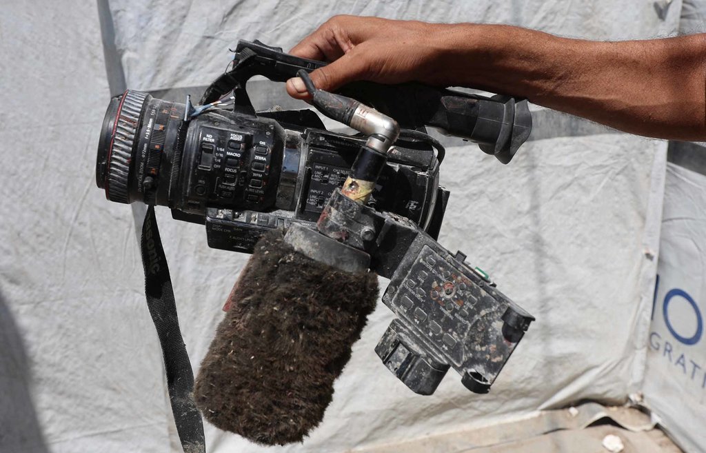 Ezzeldin al-Masri memegang peralatan yang digunakan oleh saudaranya Hussam al-Masri, jurnalis Reuters yang tewas akibat serangan Israel pada hari Senin saat mengoperasikan siaran video langsung di Rumah Sakit Nasser Gaza, di Khan Younis, Jalur Gaza selatan, 26 Agustus 2025. REUTERS/Ramadan Abed/Foto File Kamera Hussam al Masri