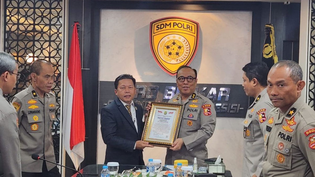 Direktur Eksekutif Lembaga Kajian Strategis Kepolisian Indonesia (Lemkapi) Dr Edi Hasibuan (memakai jas) menyerahkan Piagam Presisi Award kepada Asisten SDM Kapolri, Irjen Pol Prof Dr Dedi Prasetyo di Mabes Polri, Selasa. Lemkapi menilai sistem penerimaan anggota Polri telah mengedepankan komunikasi dan transparansi. (ANTARA/HO-Lemkapi) Edi Hasibuan