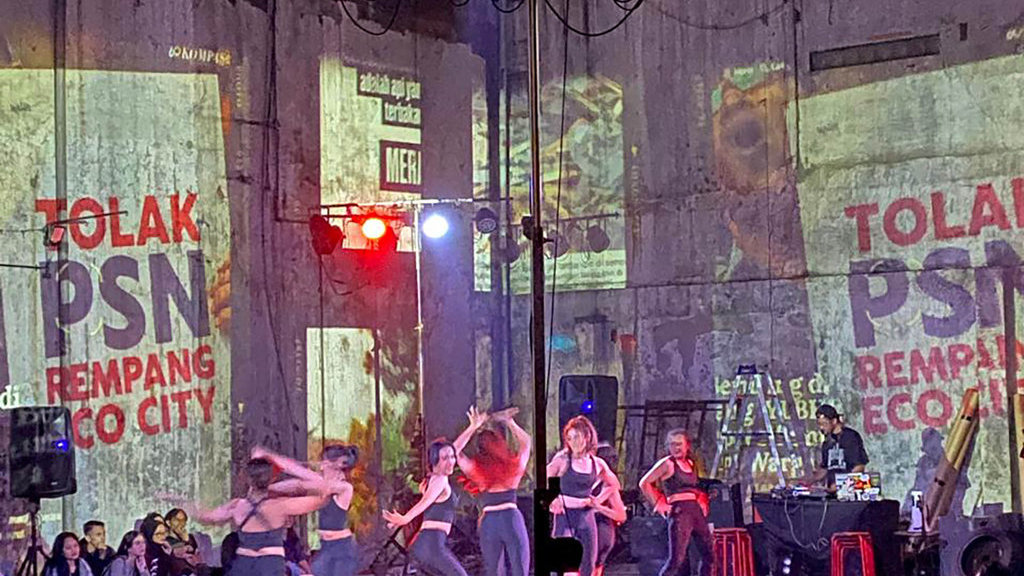 Pertunjukan ARA Chronicle of A Moving Clipping yang dipentaskan oleh kelompok tari Tarang Karuna, Kamis malam (7/8/2025). tirto.id/Zulkifli Songnayan Pertunjukan ARA Chronicle of A Moving Clipping