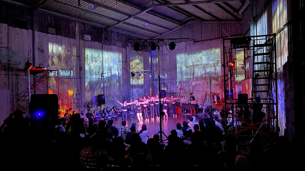 Pertunjukan ARA Chronicle of A Moving Clipping yang dipentaskan oleh kelompok tari Tarang Karuna, Kamis malam (7/8/2025). tirto.id/Zulkifli Songnayan Pertunjukan ARA Chronicle of A Moving Clipping