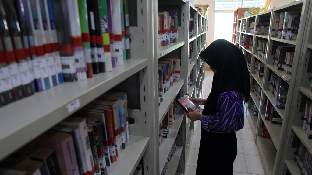 Pengunjung memilih buku di Perpustakaan dan Kearsipan Kota Pontianak, Kalimantan Barat, Kamis (4/9/2025). ANTARA FOTO/Jessica Wuysang/agr Bulan Gemar Membaca 2025