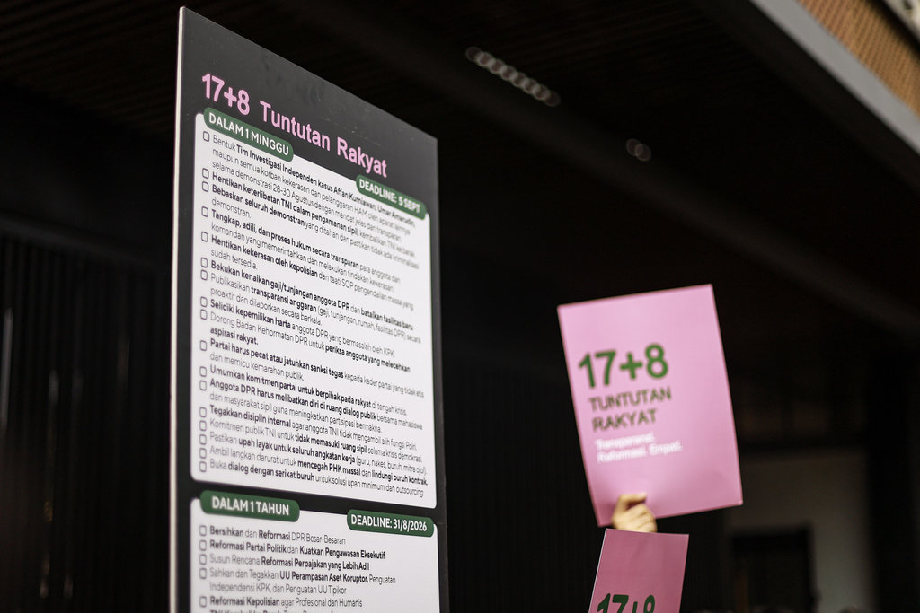Masyarakat sipil yang tergabung dalam Kolektif 17+8 Indonesia Berbenah memegang poster sebelum menyerahkan dokumen 17+8 tuntutan rakyat kepada perwakilan DPR di Gerbang Pancasila, Kompleks Parlemen, Senayan, Jakarta, Kamis (4/9/2025). Dokumen yang diserahkan berisi penyampaian 17 tuntutan jangka pendek dan delapan tuntutan jangka panjang kepada pemerintah, salah satunya pembentukan tim investigasi independen kasus meninggalnya Affan Kurniawan. ANTARA FOTO/Dhemas Reviyanto/tom. Kolektif 17+8 serahkan tuntutan rakyat ke DPR