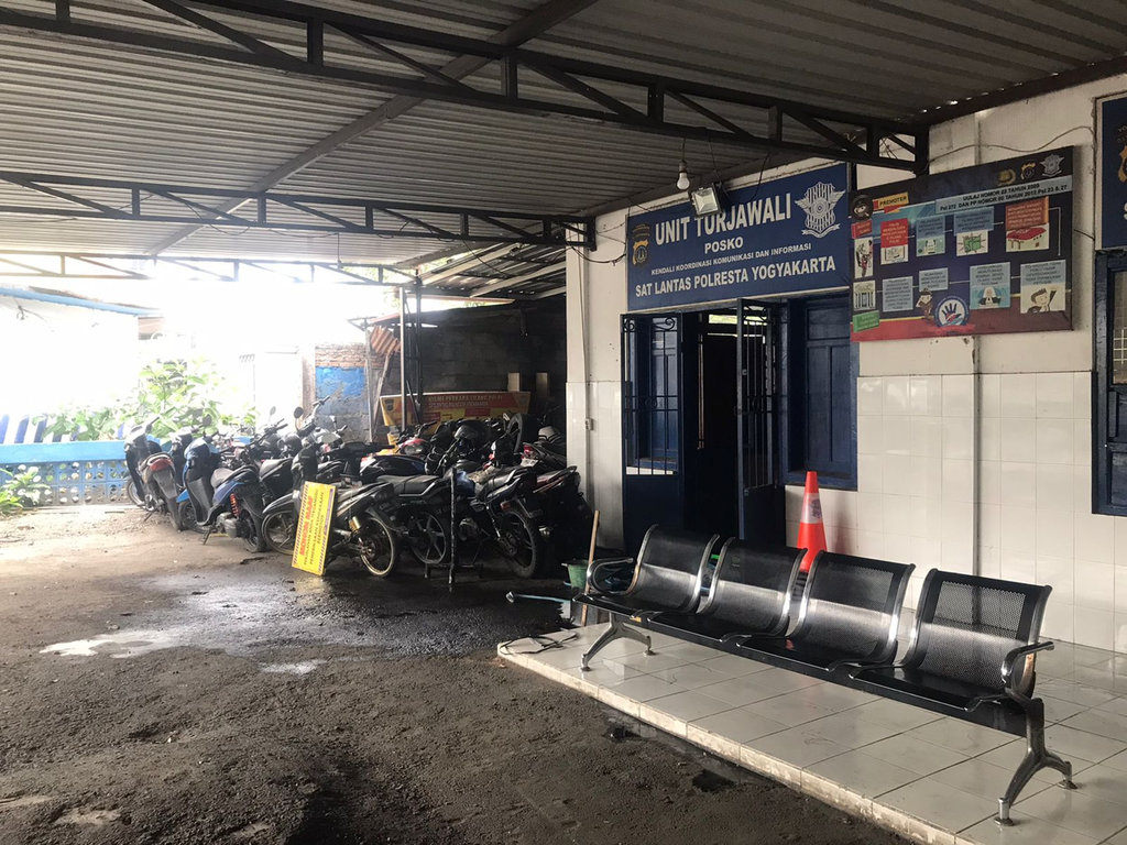 Pos Polisi Pingit, Kota Yogyakarta yang dilempari bom molotov oleh orang tak dikenal pada Kamis dinihari, (4/9/2025). tirto.id/Abdul Haris Pos Polisi Pingit, Kota Yogyakarta yang dilempari bom molotov oleh orang tak dikenal pada Kamis dinihari, (4/9/2025). tirto.id/Abdul Haris