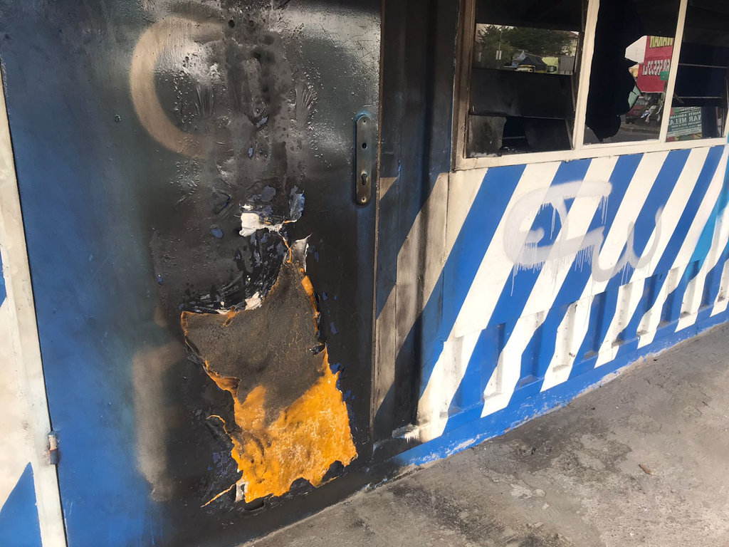 Pos Polisi Monjali, Kabupaten Sleman yang dirusak sehingga sebagian kaca pecah dan sebagian pintu yang rusak. tirto.id/Abdul Haris Pos Polisi Monjali