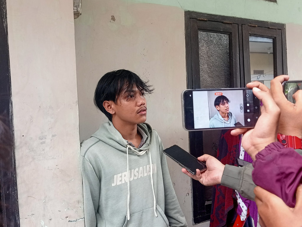Yogi Ramdani (23) di depan rumah korban di Kampung Cae, Desa Kiangroke, Kecamatan Banjaran, Kabupaten Bandung, Jumat (5/9/2025). tirto.id/ Firman Kasus meninggal RS
