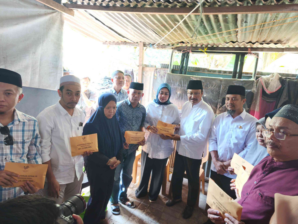 Saifullah Yusuf memberikan santunan kepada korban unjuk rasa