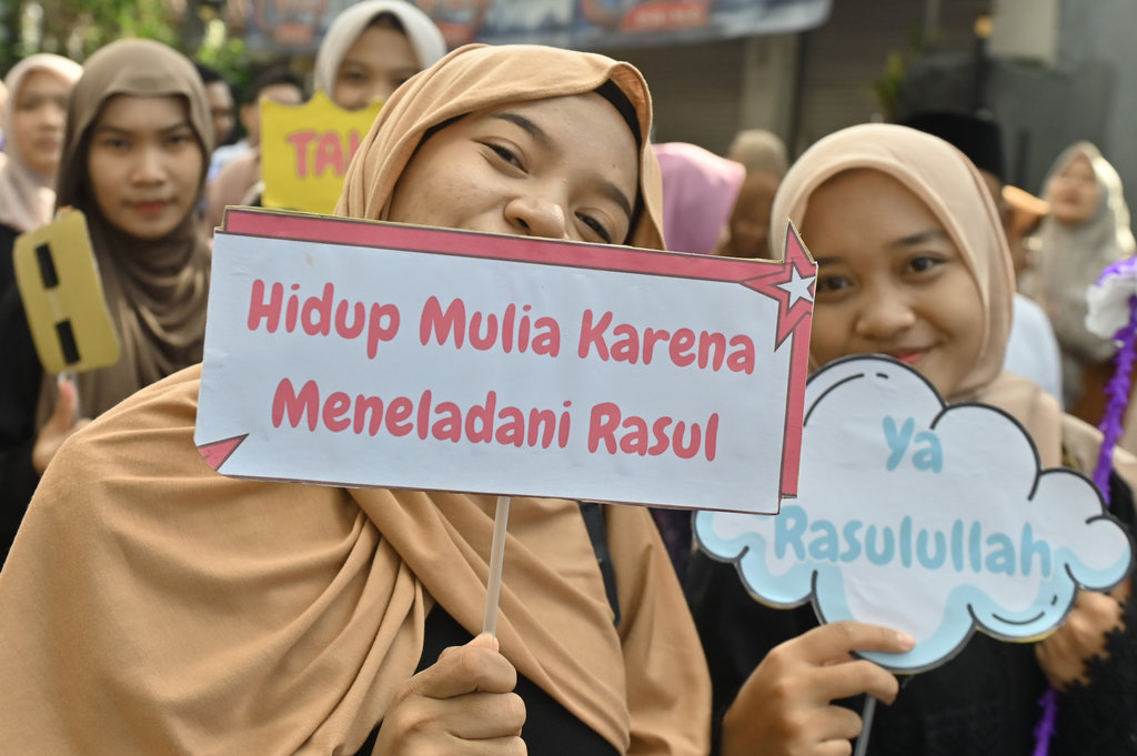 Sejumlah warga mengikuti pawai taaruf di kawasan Kepaon, Denpasar, Bali, Sabtu (6/9/2025). Kegiatan tersebut diikuti oleh ratusan warga setempat untuk memperingati Maulid Nabi Muhammad SAW. ANTARA FOTO/Fikri Yusuf/foc. Pawai taaruf Maulid Nabi