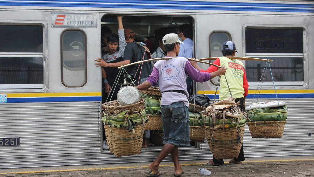 Para petani naik kereta komuter kelas ekonomi di Jakarta dan sekitarnya untuk mengangkut hasil pertanian mereka ke kota. foto/istockphoto Kereta Api Ekonomi