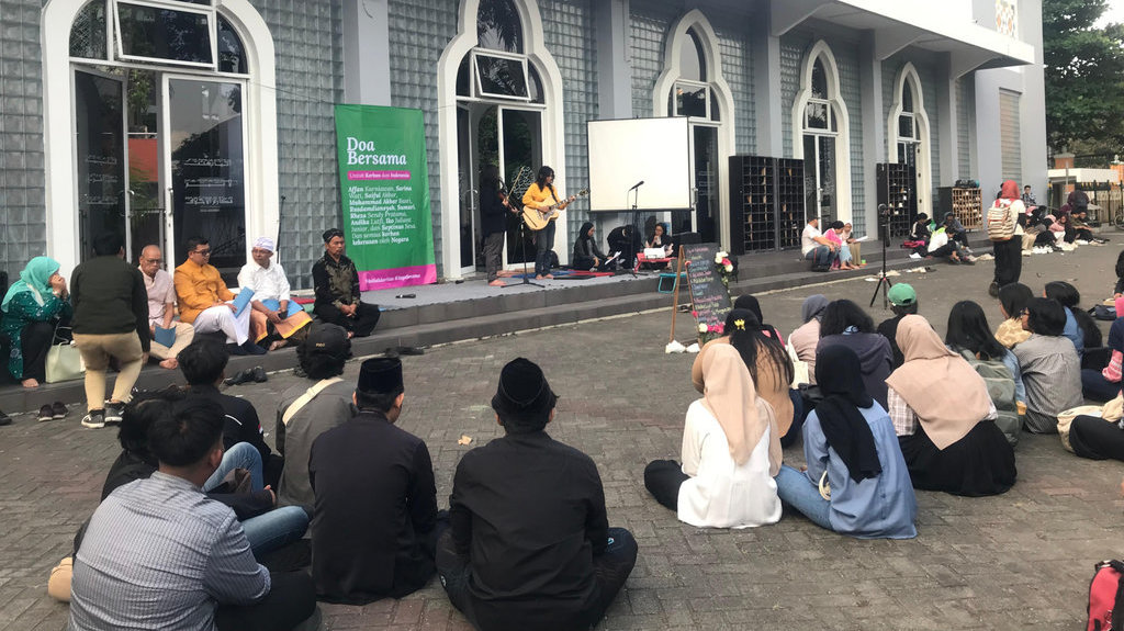 Aksi doa bersama di depan Laboratorium Agama Masjid UIN Sunan Kalijaga Yogyakarta, pada Senin, (8/9/2025). Tirto.id/Abdul Haris Gusdurian Jogja Gelar Doa Bersama