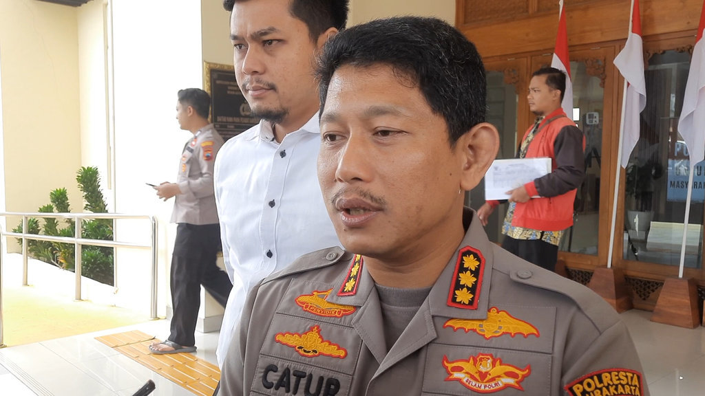 Kapolresta Solo Kombes Pol Catur Cahyono Wibowo ditemani Kasatreskrim Polresta Solo AKP Prastiyo Triwibowo. Tirto.id/Febri Nugroho Sopir Bank Jateng Wonogiri Bawa Kabur Uang Nasabah