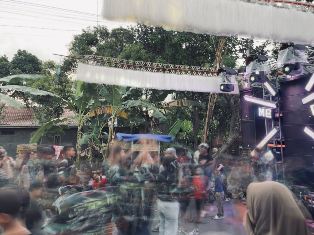 Karnaval Sound Horeg di Kabupaten Kediri, Jawa Timur. (Tirto.id/Fadrik Aziz Firdausi) Karnaval Sound Horeg di Kediri