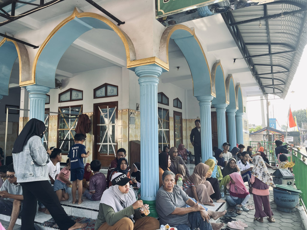 Suasana sebuah mushola yang dilewati karnaval soun horeg di Kabupaten Kediri. Sebelum hajatan karnaval dan cek sound horeg dilangsungkan, panitia biasanya berkeliling rumah-rumah di sepanjang rute karnaval untuk memplester kaca rumah-rumah penduduk. Hal itu dilakukan untuk meminimalisasi kerusakan yang mungkin timbul akibat getaran keras sound horeg. (Tirto.id/Fadrik Aziz Firdausi) Karnaval Sound Horeg di Kediri