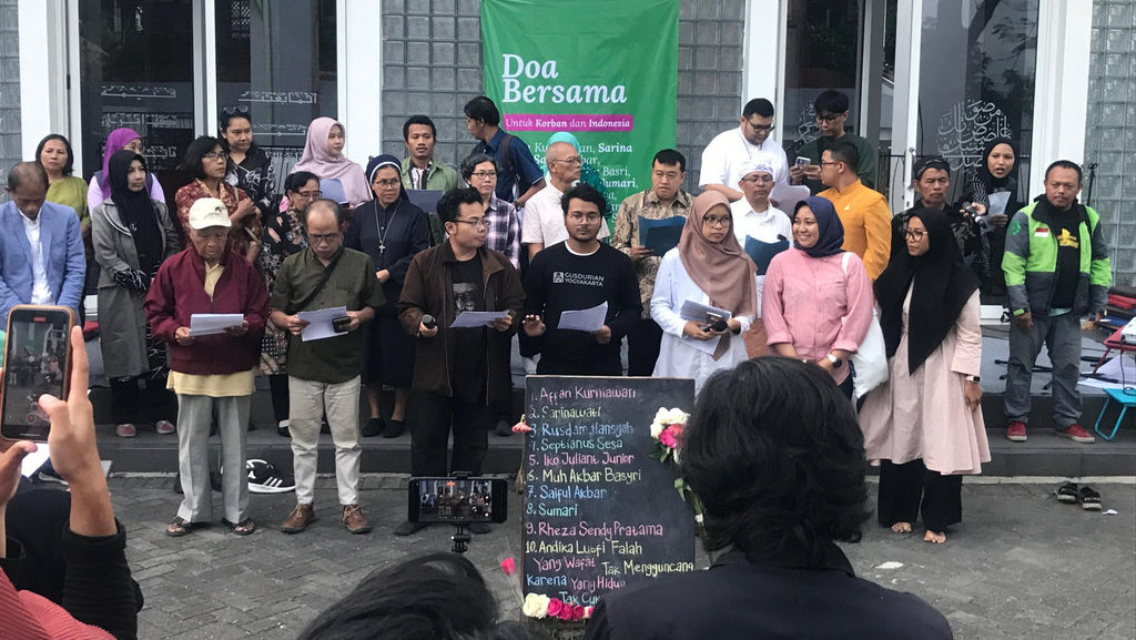 Aksi doa bersama di depan Laboratorium Agama Masjid UIN Sunan Kalijaga Yogyakarta, pada Senin, (8/9/2025). Tirto.id/Abdul Haris Gusdurian Jogja Gelar Doa Bersama