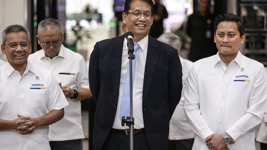 Menteri Keuangan Purbaya Yudhi Sadewa (tengah) didampingi Wakil Menteri Keuangan Suahasil Nazara (kiri) dan Thomas A. M. Djiwandono (kanan) menyampaikan keterangan pers di Kantor Kementerian Keuangan, Jakarta, Senin (8/9/2025). Presiden Prabowo Subianto melantik Purbaya Yudhi Sadewa sebagai Menteri Keuangan menggantikan Sri Mulyani Indrawati. ANTARA FOTO/Dhemas Reviyanto/bar Menteri Keuangan yang baru kunjungi kantor Kemenkeu