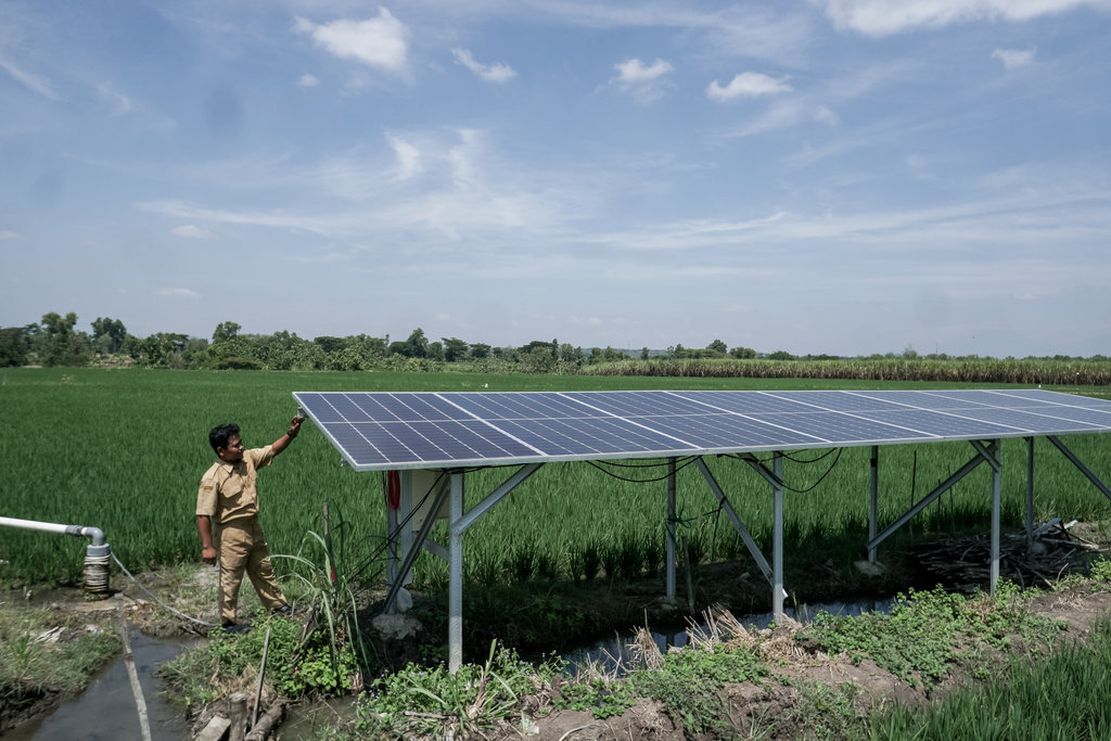 Perangkat desa memeriksa panel surya yang dipasang untuk menggerakkan pompa air irigasi pertanian di desa Pengkok, Kedawung, Sragen, Jawa Tengah, Selasa (9/9/2025).ANTARA FOTO/Mohammad Ayudha/nz. PLTS untuk irigasi sawah petani
