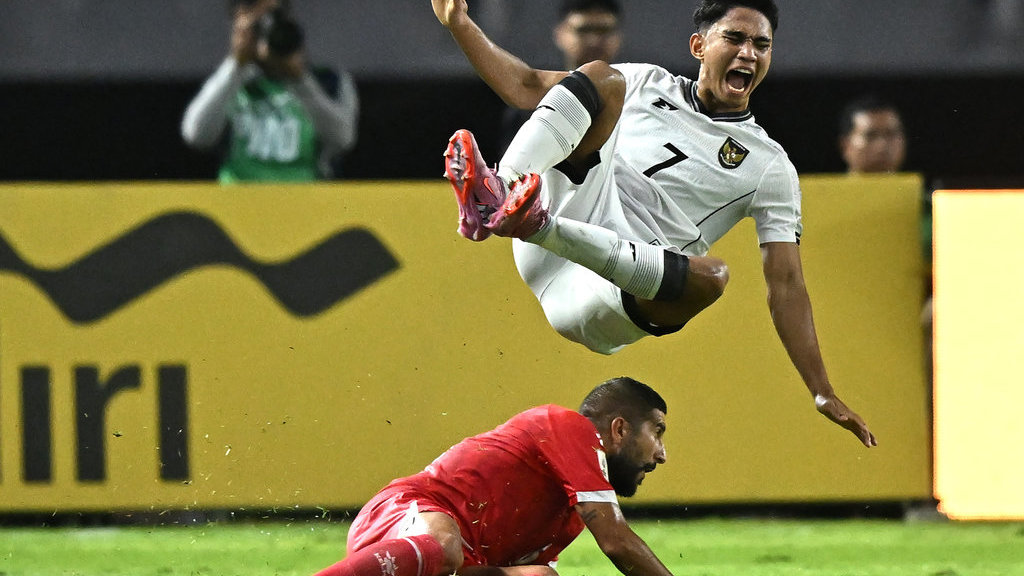 Pesepak bola Timnas Indonesia Marselino Ferdinan (atas) berteriak usai dilanggar pesepak bola Timnas Lebanon Hussein Zein dalam FIFA Matchday di Stadion Gelora Bung Tomo, Surabaya, Jawa Timur, Senin (8/9/2025). Pertandingan berakhir imbang 0-0. ANTARA FOTO/Sigid Kurniawan/bar Timnas Indonesia lawan Lebanon berakhir imbang