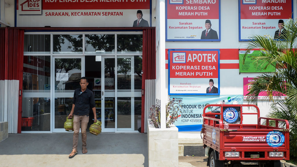 Warga membawa gas elpiji 3 kilogram yang dibeli di Koperasi Desa Merah Putih (KDMP) Sarakan, Kabupaten Tangerang, Banten, Rabu (10/9/2025). ANTARA FOTO/Putra M. Akbar/YU KDMP bisa menjadi pangkalan elpiji 3 kilogram