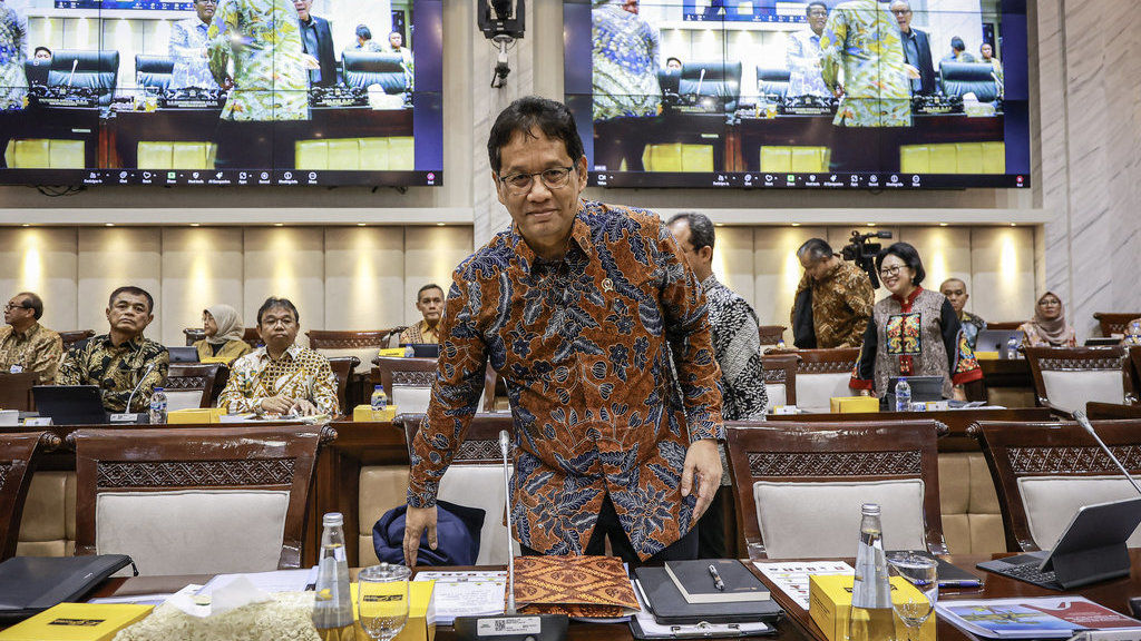 Menteri Keuangan Purbaya Yudhi Sadewa bersiap mengikuti rapat kerja dengan Komisi XI DPR di Kompleks Parlemen, Senayan, Jakarta, Rabu (10/9/2025). ANTARA FOTO/Dhemas Reviyanto/YU Raker Komisi XI DPR dengan Menteri Keuangan