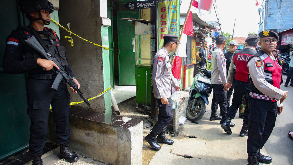 Polisi berjaga di dekat lokasi terjadinya ledakan misterius di Pondok Cabe Ilir, Pamulang, Tangerang Selatan, Banten, Jumat (12/9/2025). Penyebab terjadinya ledakan yang mengakibatkan kerusakan 13 rumah itu masih belum diketahui. ANTARA FOTO/Muhammad Iqbal/tom. Ledakan misterius di Pamulang