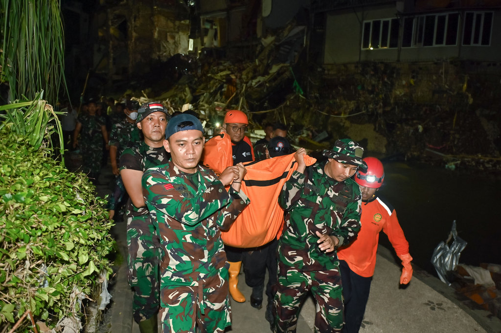 Pencarian korban banjir di Bali