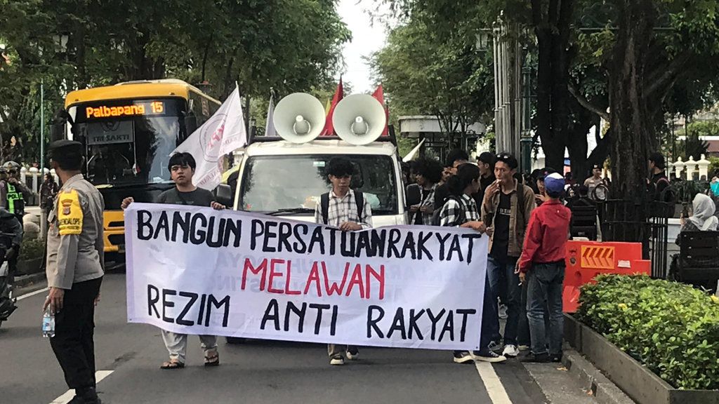 Spanduk massa aksi Gerakan Nasional Pendidikan di Titik Nol Kilometer pada Jumat, (12/9/2025). tirto.id/ Abdul Haris Aksi Gerakan Nasional Pendidikan