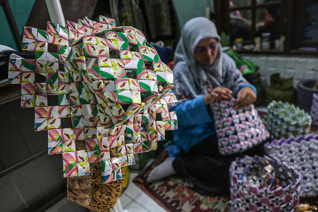 Produksi kerajinan daur ulang sampah di Semarang