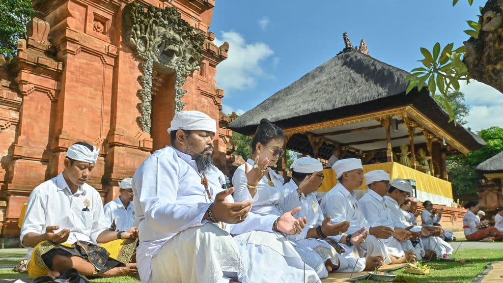 Sembahyang bersama untuk keselamatan di Bali