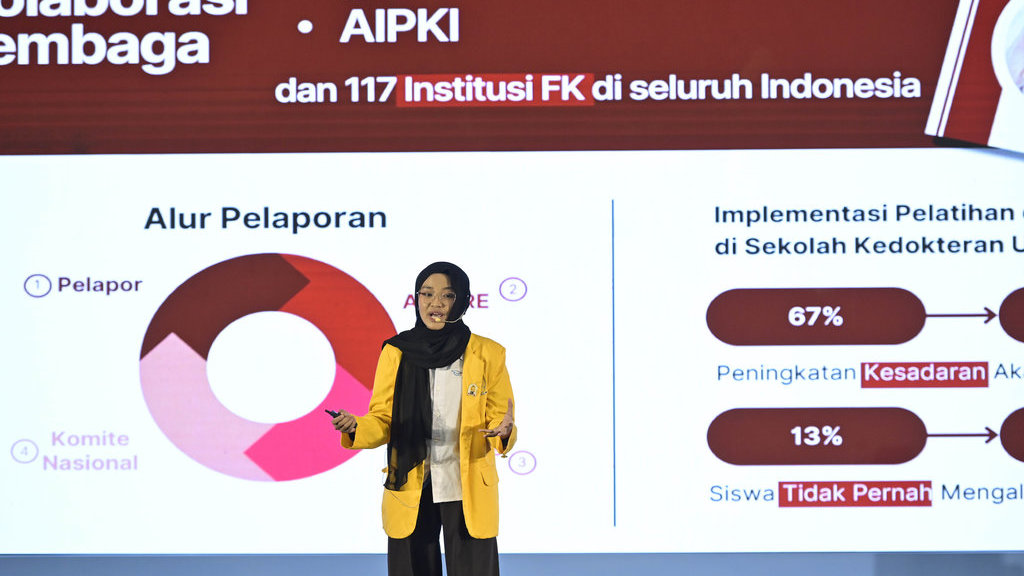 Finalis Putri Malahayati saat melakukan presentasi di Essay Contest Beswan Djarum 2024/2025. foto/dok.Bakti Djarum Foundation Putri Malahayati