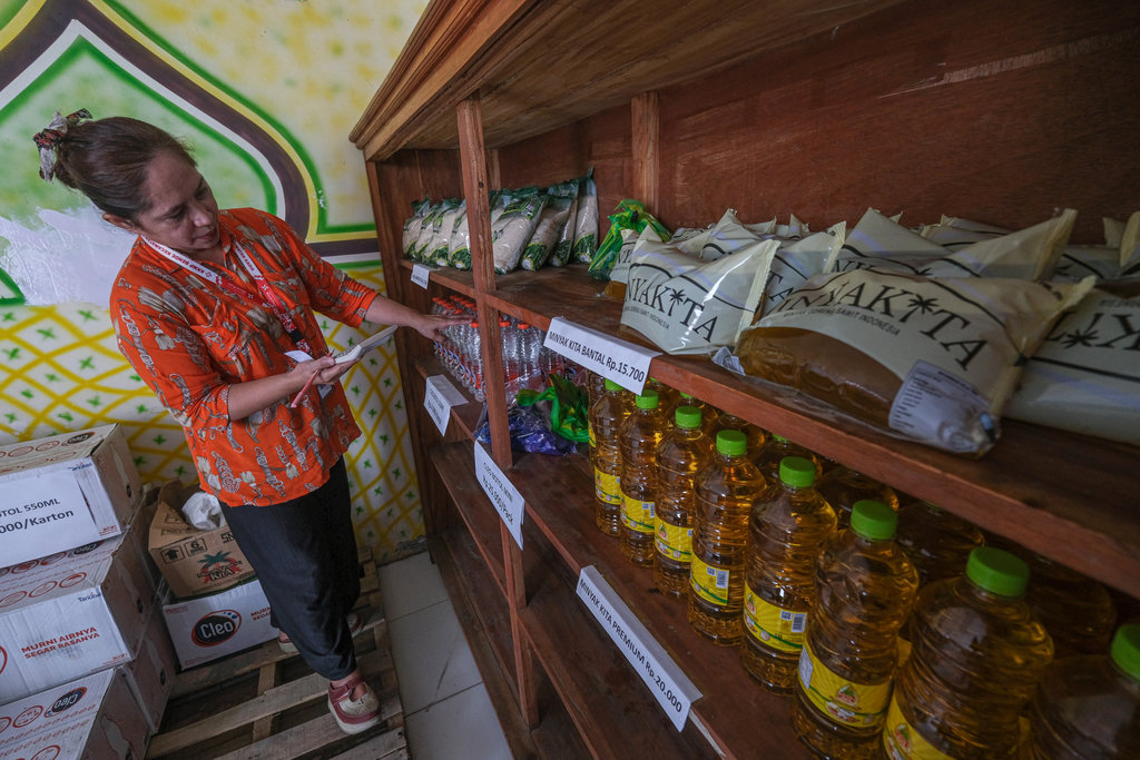 Pengurus koperasi mencatat stok dagangan pada gerai sembako di KKMP Bende, Kendari, Sulawesi Tenggara, Senin (15/9/2025). ANTARA FOTO/Andry Denisah/sgd Jumlah gerai koperasi merah putih per 9 September