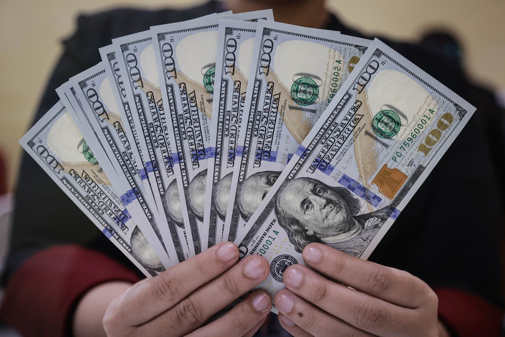 Rupiah Makin Tersungkur, Ditutup Melemah ke Rp17.035 per US$