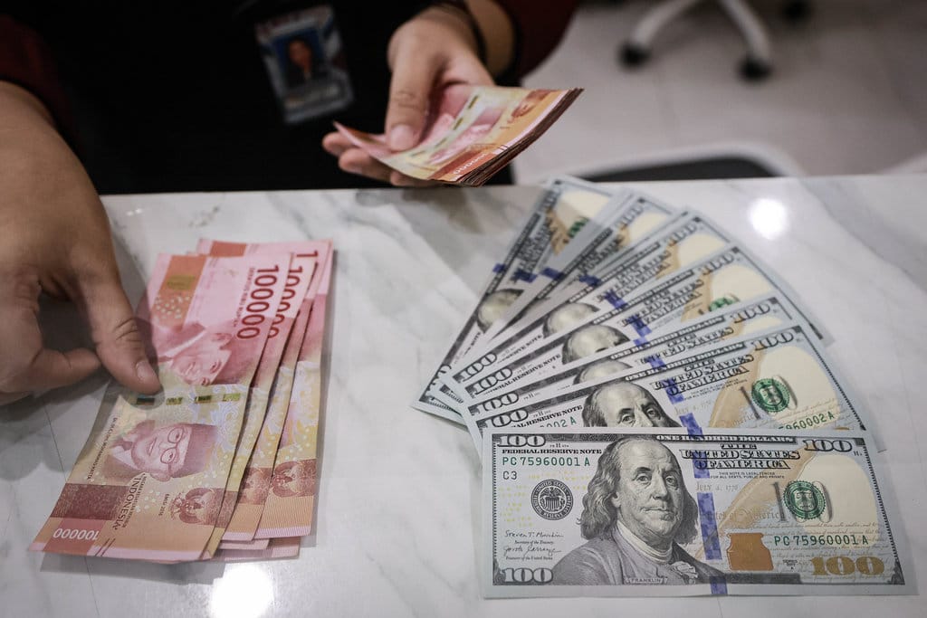 Rupiah Kian Loyo, Ditutup ke Level Rp17.143 per US$
