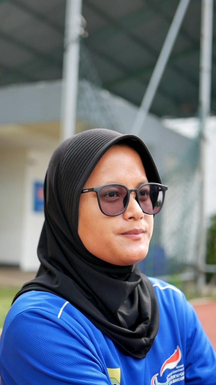 Atlet perempuan penyandang disabilitas tunagrahita, Gita Riana Tarigan (27) saat diwawancarai tirto di sela-sela latihan di GOR Pajajaran, Kota Bandung, Jumat (13/9/2025) sore. Ia lolos tahap seleksi dan terpilih sebagai atlet kontingen dari Kota Bandung untuk ajang Pekan Paralimpik Daerah (Peparda) VII Jawa Barat yang berlangsung di Kabupaten Indramayu tahun 2026. tirto.id/Amad NZ. Atlet Disabilitas Kota Bandung