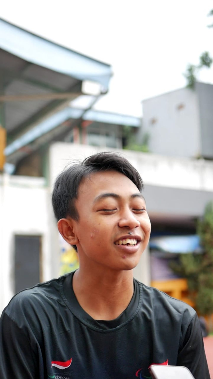 Atlet penyandang disabilitas tunanetra cabang olahraga atletik lari sprint, Egi Prasetyo (21) saat mengambil ancang-ancang berlari dalam sesi latihan di GOR Pajajaran, Kota Bandung, pada Jumat (13/9/2025) sore. Ia lolos seleksi sebagai atlet kontingen dari Kota Bandung untuk ajang Pekan Paralimpik Daerah (Peparda) VII Jawa Barat yang berlangsung di Kabupaten Indramayu tahun 2026. tirto.id/Amad NZ. Atlet Disabilitas Kota Bandung