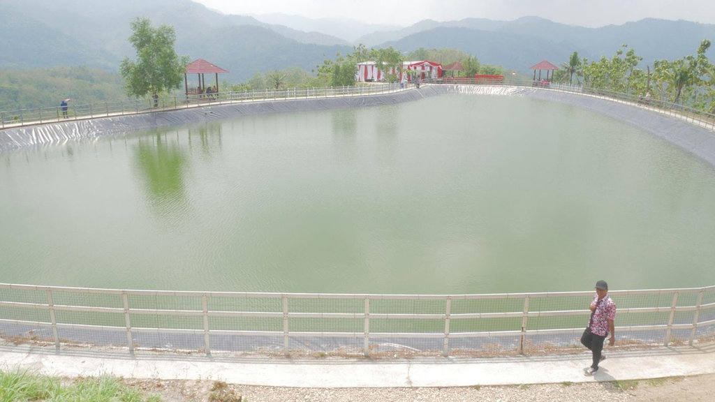 Suasana Embung Tremas yang dikepung gundukan bebukitan, Rabu (3/9/2025). tirto.id/Zulkifli Songyanan Embung Tremas Pacitan