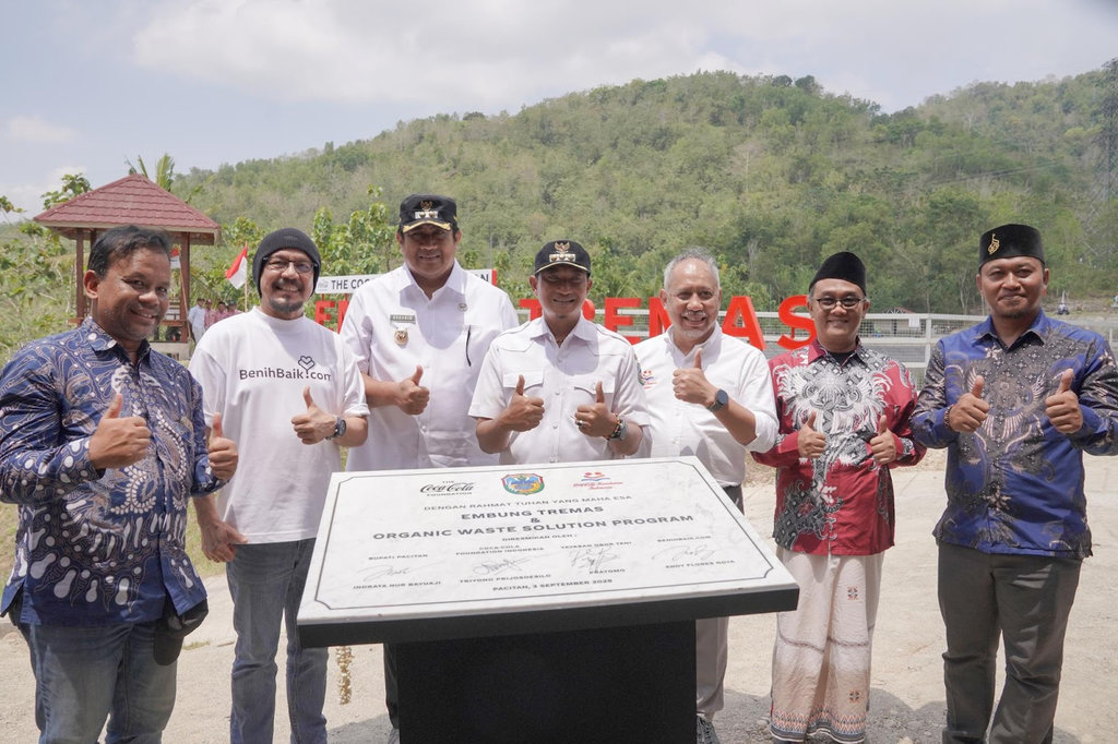 Berfoto di depan 'Prasasti Peresmian Embung Tremas & Organic Waste Solution Program', Rabu (3/9/2025). Dari kiri ke kanan: Direktur Eksekutif Yayasan Obor Tani, Pratomo; Founder BenihBaik.com, Andy F. Noya; Wakil Bupati Pacitan, Gagarin Sumrambah; Bupati Pacitan, Indrata Nur Bayuaji; Senior Director of Public Affairs, Communications, and Sustainability PT Coca-Cola Indonesia, Triyono Prijosoesilo; Pengasuh Pondok Pesantren Tremas K.H. Luqman Haris Dimyathi; dan Kepada Desa Tremas, Nurhadi. FOTO/Istimewa. Embung Tremas Pacitan