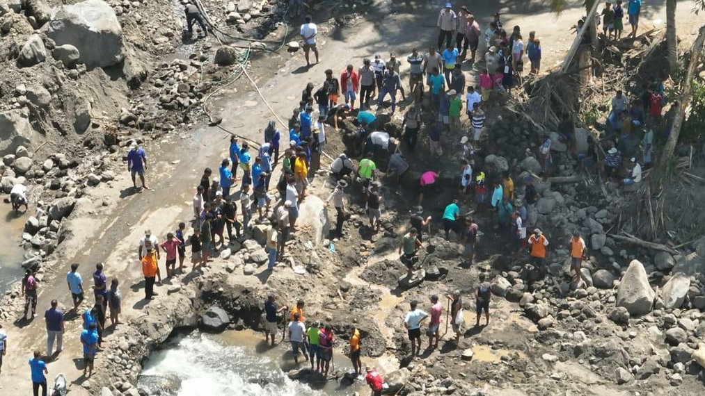 Tim SAR gabungan bersama warga tengah melakukan pencarian korban banjir bandang Nagekeo, Senin (15/9/2025). Foto/Dok.Basarnas Maumere. pencarian korban banjir bandang Nagekeo