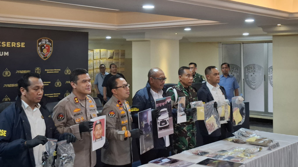 Polda Metro Jaya menunjukan barang bukti dalam kasus penculikan berujung pembunuhan Kacab BRI Cempaka Putih, MIP (37). Tirto.id/Ayu Mumpuni Konpers Kasus pembunuhan Kacab BRI Cempaka Putih
