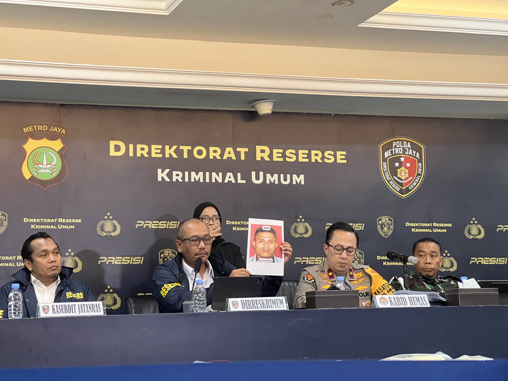 Polda Metro Jaya menunjukan foto buron dalam kasus penculikan Kacab BRI Cempaka Putih, MIP, Selasa (16/9/2025). Tirto.id/Ayu Mumpuni Konpers Kasus Penculikan Kacab BRI Cempaka Putih