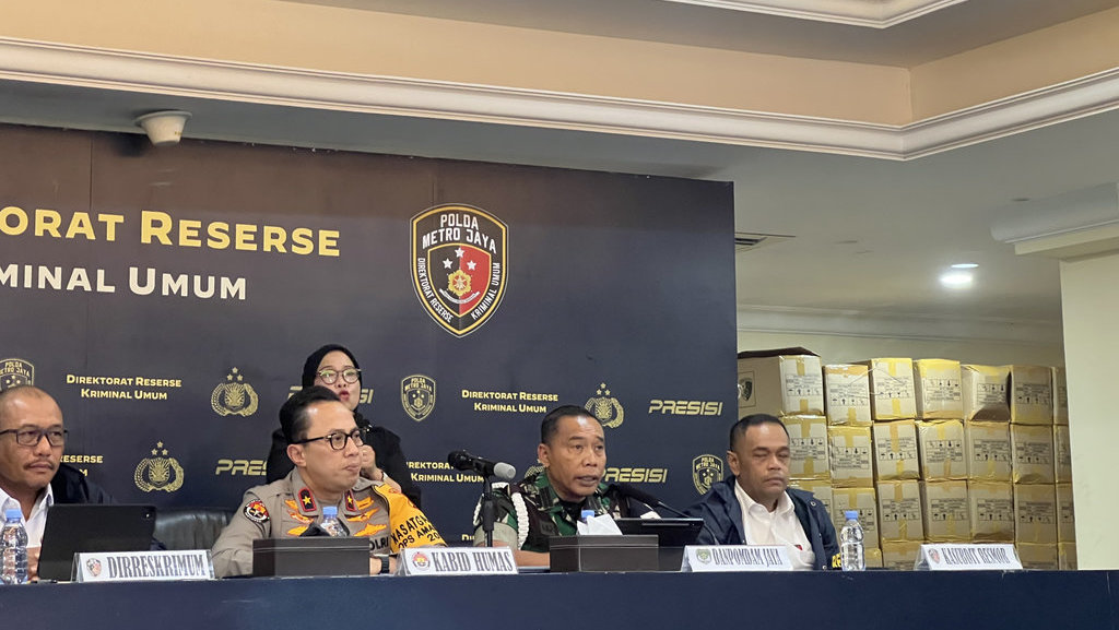 Konferensi pers Polda Metro Jaya terkait kasus pembunuhan Kacab BRI Cempaka Putih, MIP, Selasa (16/9/2025). Tirto.id/Ayu Mumpuni Konpers Kasus pembunuhan Kacab BRI Cempaka Putih