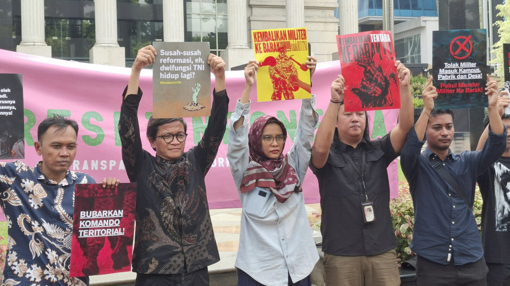 Koalisi Masyarakat Sipil berunjuk rasa depan Gedung Mahkamah Konstitusi, Rabu (17/9/2025). Tirto.id/M. Irfan Al Amin Koalisi Masyarakat Sipil