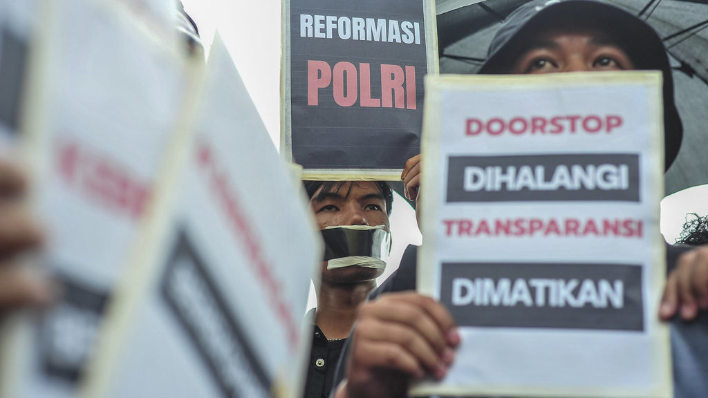 Sejumlah jurnalis dan pers mahasiswa yang tergabung dalam Koalisi Anti Pembungkaman Demokrasi melakukan aksi diam sambil membentangkan poster di Mapolda Jambi, Jambi, Rabu (17/9/2025). Aksi gabungan beberapa organisasi pers seperti Pewarta Foto Indonesia (PFI) Jambi, Aliansi Jurnalis Independen (AJI) Jambi, dan Ikatan Jurnalis Televisi Indonesia (IJTI) Jambi tersebut di antaranya menuntut dilakukannya proses hukum pada oknum polisi setempat yang diduga menghalang-halangi beberapa jurnalis saat melakukan peliputan dan meminta Kapolda Jambi meminta maaf secara terbuka atas kejadian tersebut. ANTARA FOTO/Wahdi Septiawan/bar Aksi solidaritas jurnalis di Mapolda Jambi