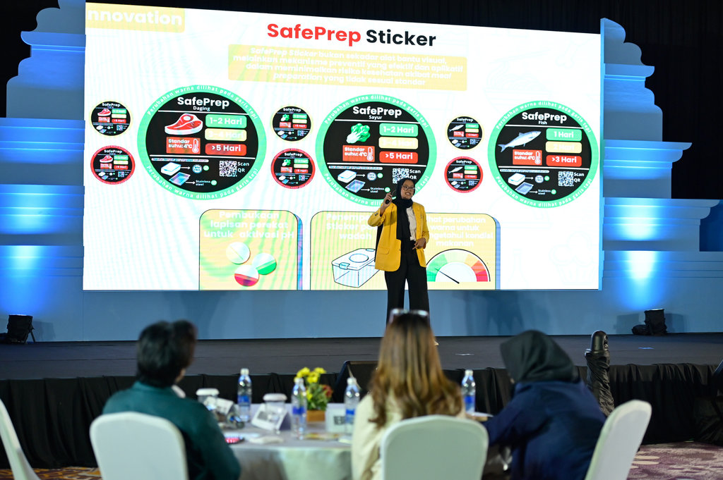 Finalis Luluk mariyani saat melakukan presentasi di Essay Contest Beswan Djarum 2024/2025. FOTO/dok.Bakti Djarum Foundation Body artikel Bakti Djarum Foundation 4