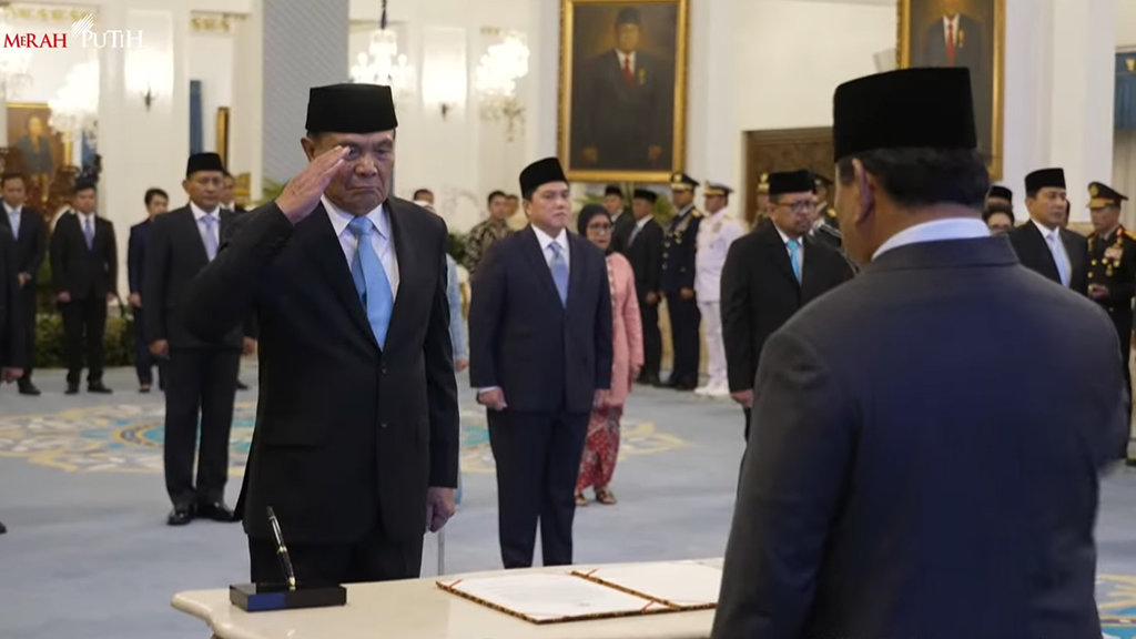 Presiden Prabowo Subianto melantik Djamari Chaniago sebagai Menteri Koordinator (Menko) Bidang Politik dan Keamanan (Polkam) di Istana Negara, Jakarta, Rabu (17/9/2025). (YouTube/Sekretariat Presiden) Pelantikan Menteri dan Wamen Kabinet Merah Putih